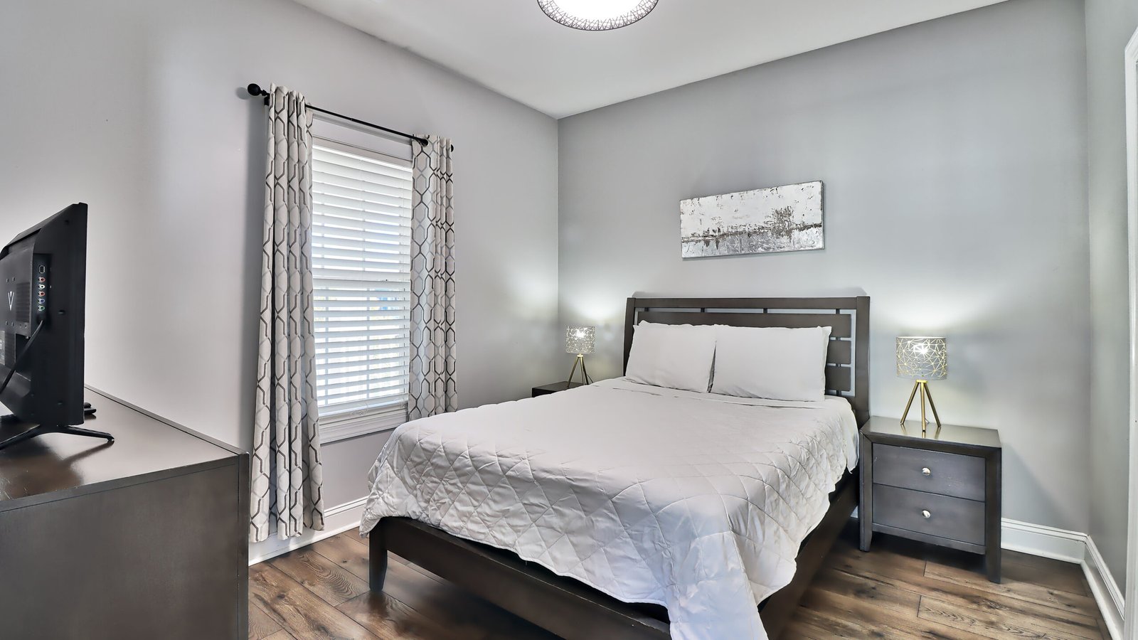JM Villas queen bedroom